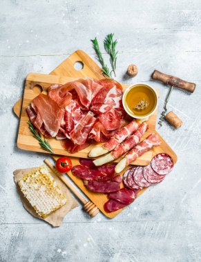 Meze arka plan. Çeşitli etler. Rustik bir arka plan üzerinde.