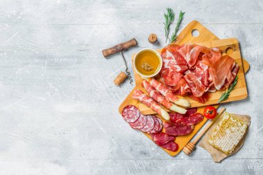 Meze arka plan. Çeşitli etler. Rustik bir arka plan üzerinde.