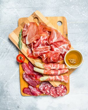 Meze arka plan. Çeşitli etler. Rustik bir arka plan üzerinde.