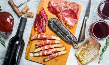 Meze arka plan. Çeşitli İtalyan et aperatifler. Rustik bir arka plan üzerinde.