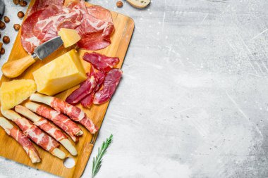 Meze arka plan. Et ve peynir aperatifler gemide. Rustik bir arka plan üzerinde.