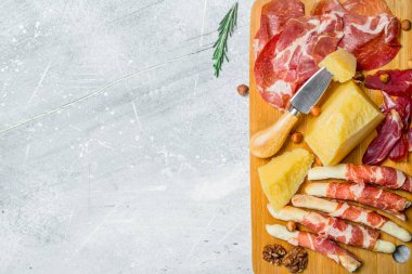 Meze arka plan. Et ve peynir aperatifler gemide. Rustik bir arka plan üzerinde.