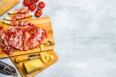 Geleneksel İspanyolca jambon ciabatta ile. Rustik bir arka plan üzerinde.