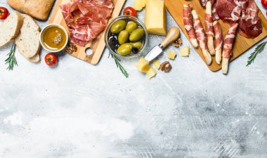 Meze arka plan. İtalyan aperatifleri çeşitli. Rustik bir arka plan üzerinde.