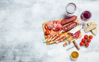 Meze arka plan. Kırmızı şarap ile farklı İtalyan aperatifleri. Rustik bir arka plan üzerinde.