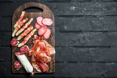 Meze arka plan. İtalyan aperatifleri çeşitli. Rustik bir arka plan üzerinde.