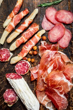 Meze arka plan. İtalyan aperatifleri çeşitli. Rustik bir arka plan üzerinde.