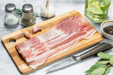 Baharat ve otlar ile ham pastırma. Rustik bir arka plan üzerinde.