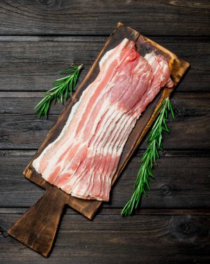 Rosemary ile ham pastırma. Ahşap bir arka plan üzerinde.