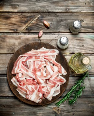 Ham pastırma biberiye ve zeytinyağı ile. Ahşap bir arka plan üzerinde.