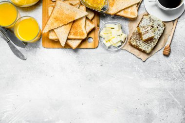 Kahvaltı. Kızarmış ekmek, portakal suyu ve reçel de kahve. Rustik bir arka plan üzerinde.