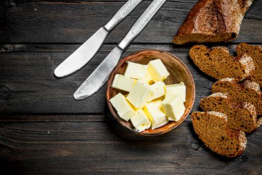 Taze çavdar ekmek ve tereyağı. Ahşap bir arka plan üzerinde.
