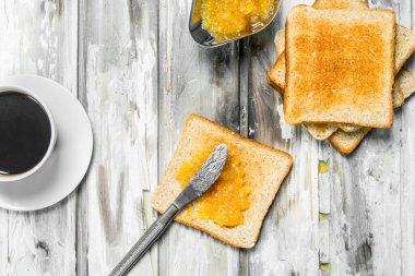 Kahvaltı. Portakal reçelli ekmek. Ahşap rustik arka plan üzerinde.