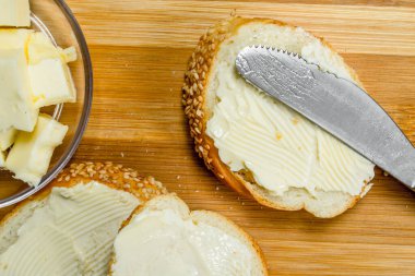 Tahta üzerinde taze ekmek ve tereyağı. Ahşap rustik arka plan üzerinde.