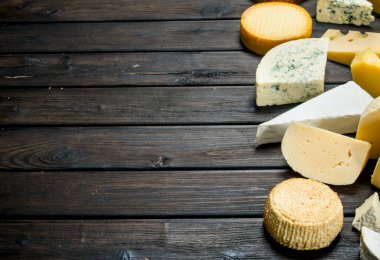 Peynir farklı türde ürün yelpazesine. Ahşap bir arka plan üzerinde.