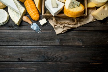 Peynir farklı türleri. Ahşap bir arka plan üzerinde.