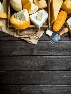 Peynir farklı türleri. Ahşap bir arka plan üzerinde.