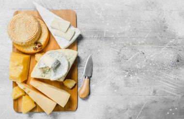 Farklı peynir ürün yelpazesine. Rustik bir arka plan üzerinde.