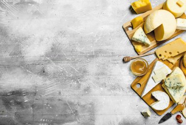 Bal ile peynir çeşitleri. Rustik bir arka plan üzerinde.