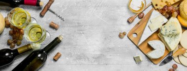 Peynir beyaz şarap ile farklı türde ürün yelpazesine. Rustik bir arka plan üzerinde.