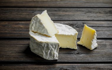 Brie peyniri. Ahşap bir arka plan üzerinde