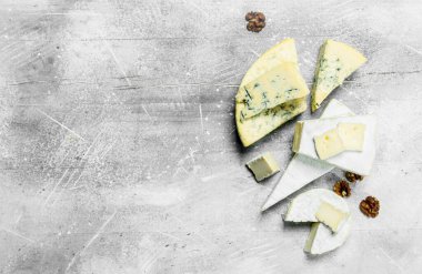 Brie ve mavi peynir ve fındık. Rustik bir arka plan üzerinde.