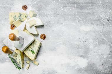 Mavi ve brie peyniri rosemary ile. Rustik bir arka plan üzerinde.