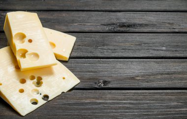 Taze peynir parçaları. Ahşap bir arka plan üzerinde.