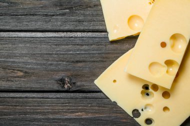 Taze peynir parçaları. Ahşap bir arka plan üzerinde.