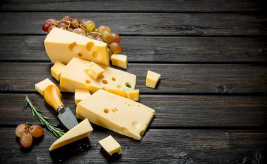 Üzüm ile taze peynir. Ahşap bir arka plan üzerinde.