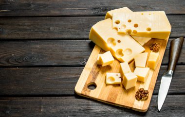 Bir ahşap tahta üzerinde fındık ile taze peynir. Ahşap bir arka plan üzerinde.