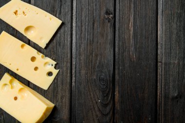 Taze peynir parçaları. Ahşap bir arka plan üzerinde.