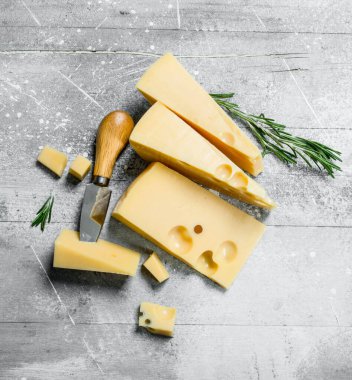 Biberiyeli taze peynir. Rustik bir arka plan üzerinde.