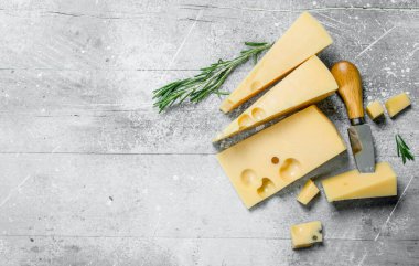 Biberiyeli taze peynir. Rustik bir arka plan üzerinde.