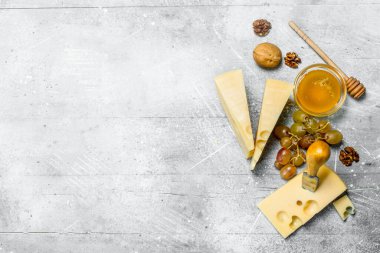 Bal ve üzüm ile taze peynir. Rustik bir arka plan üzerinde.