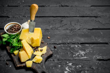 Sarımsak, çam fıstığı ve nane yaprakları ile parmesan peyniri. Rustik siyah arka plan üzerine.