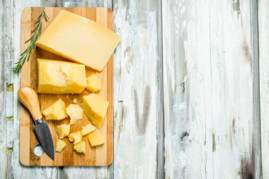 Güzel kokulu Biberiye parmesan peyniri. Rustik bir arka plan üzerinde.