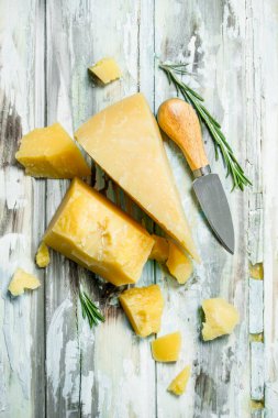 Güzel kokulu Biberiye parmesan peyniri. Rustik bir arka plan üzerinde.