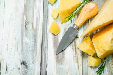 Güzel kokulu Biberiye parmesan peyniri. Rustik bir arka plan üzerinde.