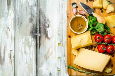 Parmesan peyniri domates, çam fıstığı ve zeytinyağı ile. Rustik bir arka plan üzerinde.