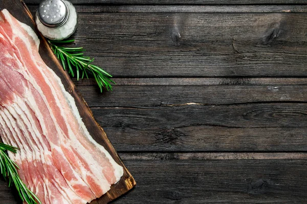 Bacon Med Rosmarin Trä Bakgrund — Stockfoto