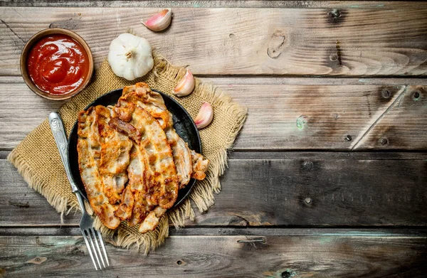 Pancetta Fritta Con Salsa Pomodoro Uno Sfondo Legno — Foto Stock