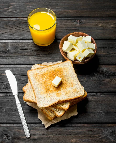 Tost Ekmeği Tereyağı Portakal Suyu Ile Ahşap Bir Arka Plan — Stok fotoğraf