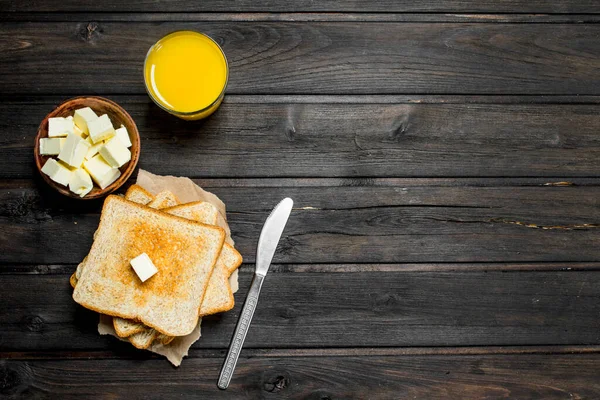 Tost Ekmeği Tereyağı Portakal Suyu Ile Ahşap Bir Arka Plan — Stok fotoğraf