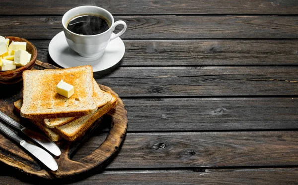 Tost Ekmeği Tereyağı Kahve Ile Ahşap Bir Arka Plan Üzerinde — Stok fotoğraf