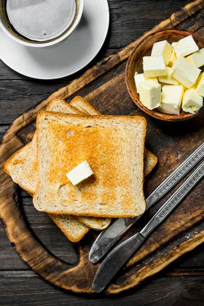 Tost Ekmeği Tereyağı Kahve Ile Ahşap Bir Arka Plan Üzerinde — Stok fotoğraf