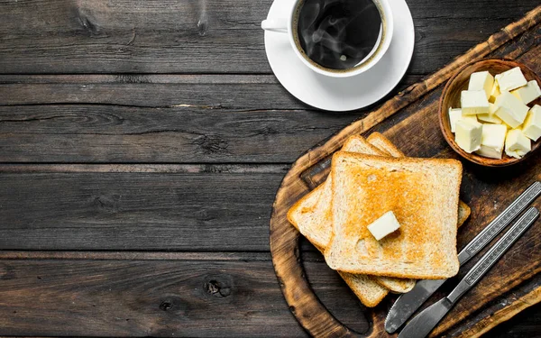 Toastbrot Mit Butter Und Kaffee Auf Einem Hölzernen Hintergrund — Stockfoto
