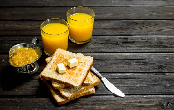 Tosty Chleba Masłem Dżem Pomarańczowy Sok Tle Drewnianych — Zdjęcie stockowe
