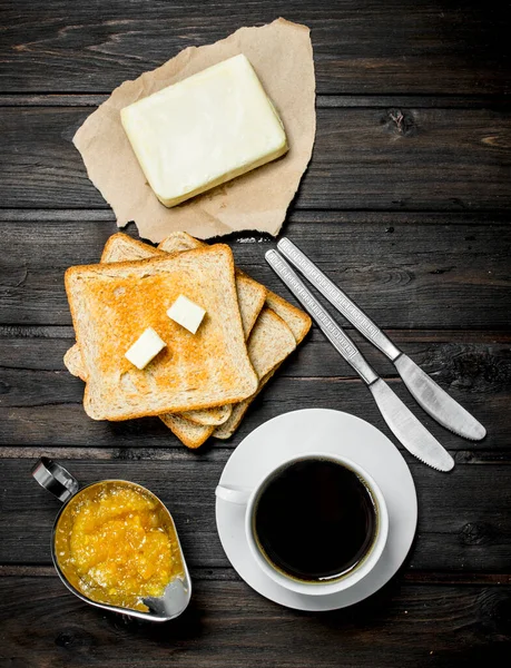 Πρωινό Φρυγανισμένο Ψωμί Βούτυρο Καφέ Και Πορτοκαλί Μαρμελάδα Φόντο Ξύλινη — Φωτογραφία Αρχείου