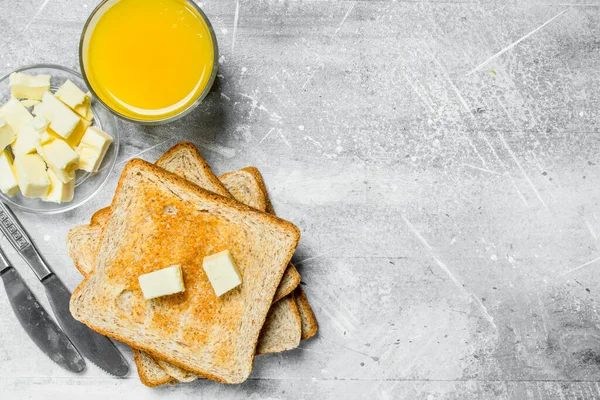 Πρωινό Φρυγανισμένο Ψωμί Βούτυρο Και Ένα Ποτήρι Χυμό Πορτοκαλιού Φόντο — Φωτογραφία Αρχείου